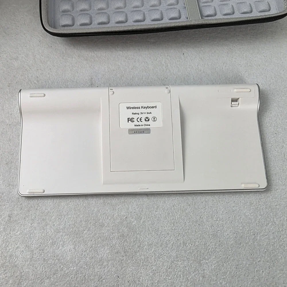 Nulaxy KM13 Bluetooth Keyboard Wireless Silver White with Hermitshell Hard Case